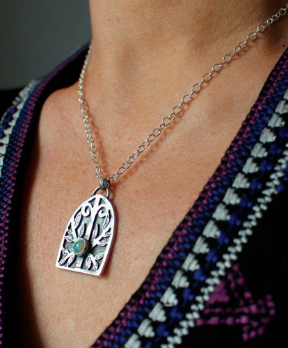 Guardián del bosque, collar puerta gótica en plata y ópalo