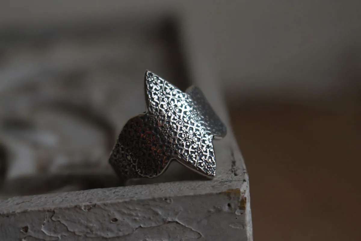 Guía, anillo mosaico en forma de marquesa en plata