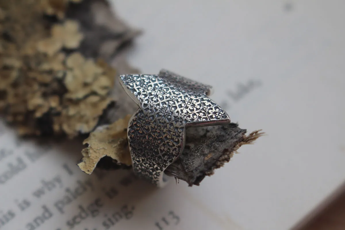 Guía, anillo mosaico en forma de marquesa en plata
