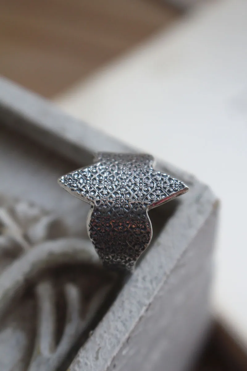 Guía, anillo mosaico en forma de marquesa en plata