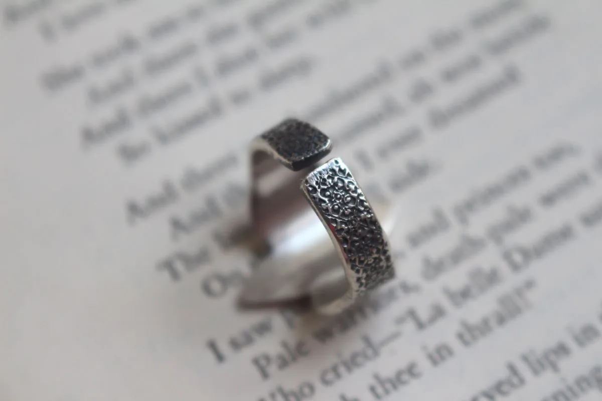 Guía, anillo mosaico en forma de marquesa en plata
