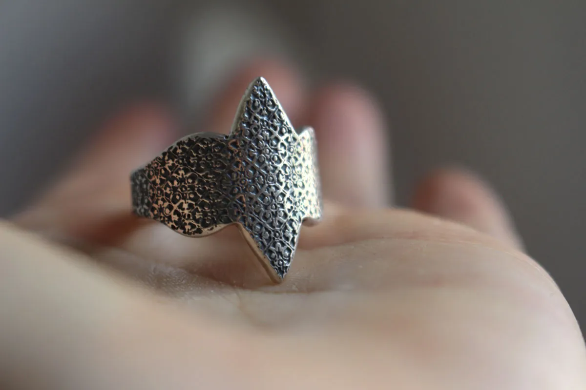 Guía, anillo mosaico en forma de marquesa en plata