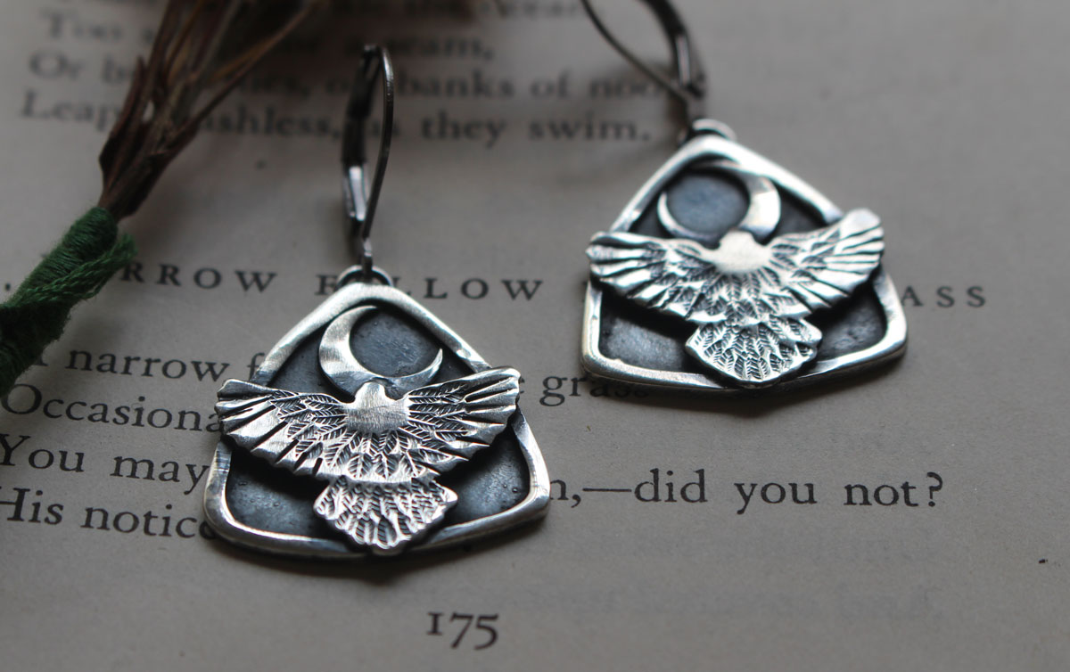 Hacia la luna, aretes águila nocturna amerindio en plata