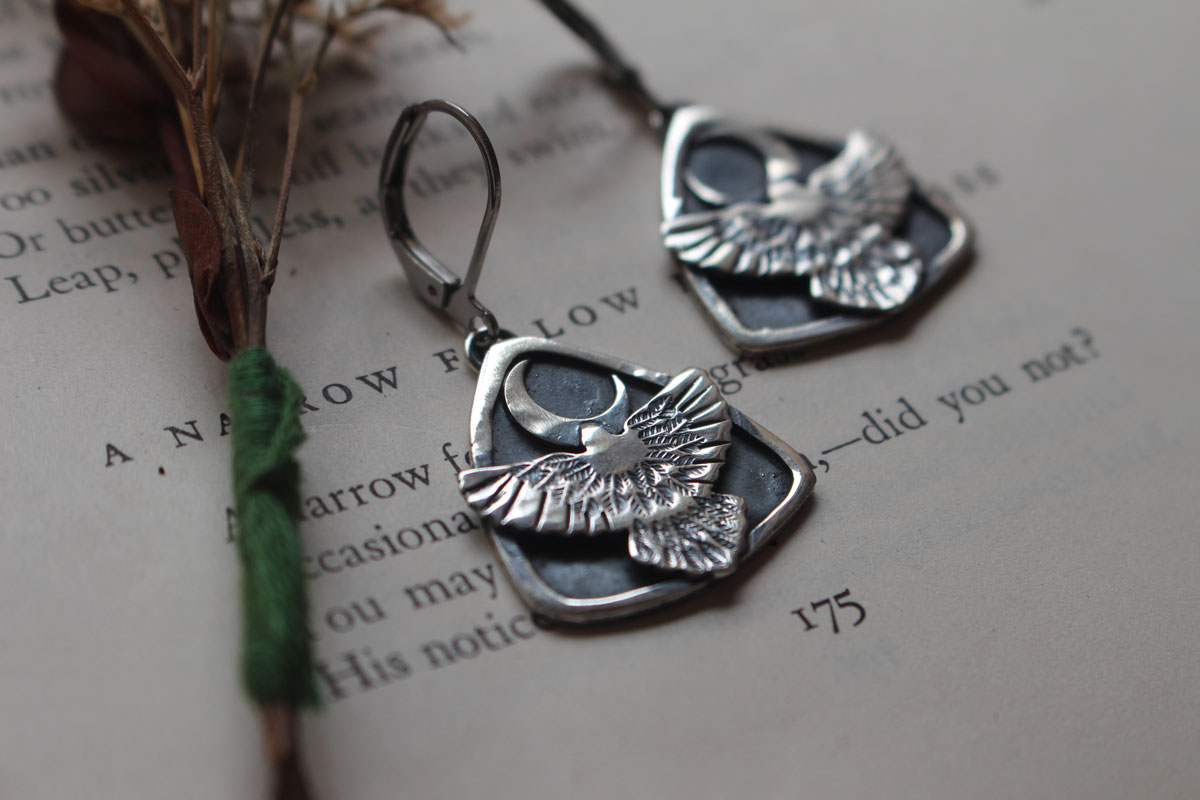 Hacia la luna, aretes águila nocturna amerindio en plata