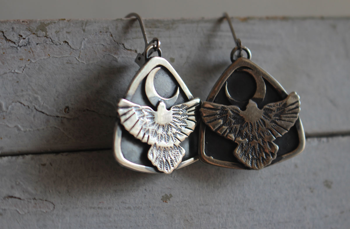 Hacia la luna, aretes águila nocturna amerindio en plata