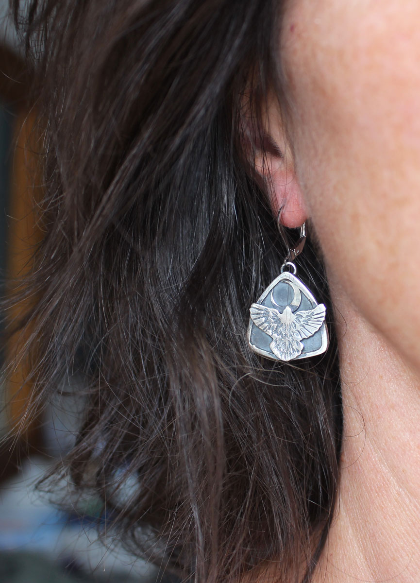 Hacia la luna, aretes águila nocturna amerindio en plata