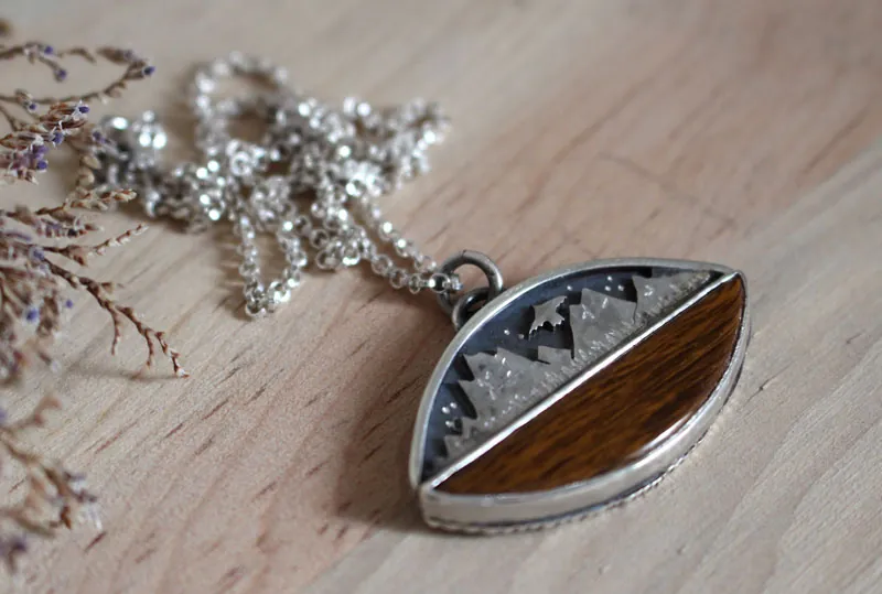 Hacia los cielos, collar águila de la montaña en plata y madera petrificada