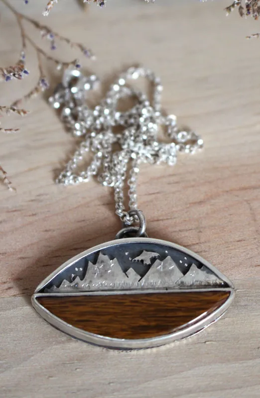 Hacia los cielos, collar águila de la montaña en plata y madera petrificada