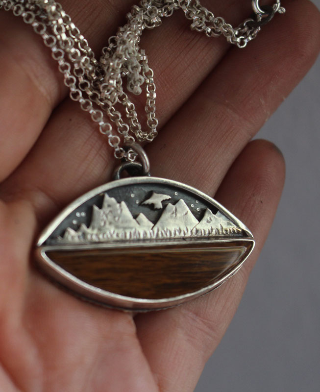 Hacia los cielos, collar águila de la montaña en plata y madera petrificada