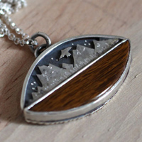 Hacia los cielos, collar águila de la montaña en plata y madera petrificada