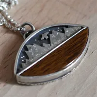 Hacia los cielos, collar águila de la montaña en plata y madera petrificada