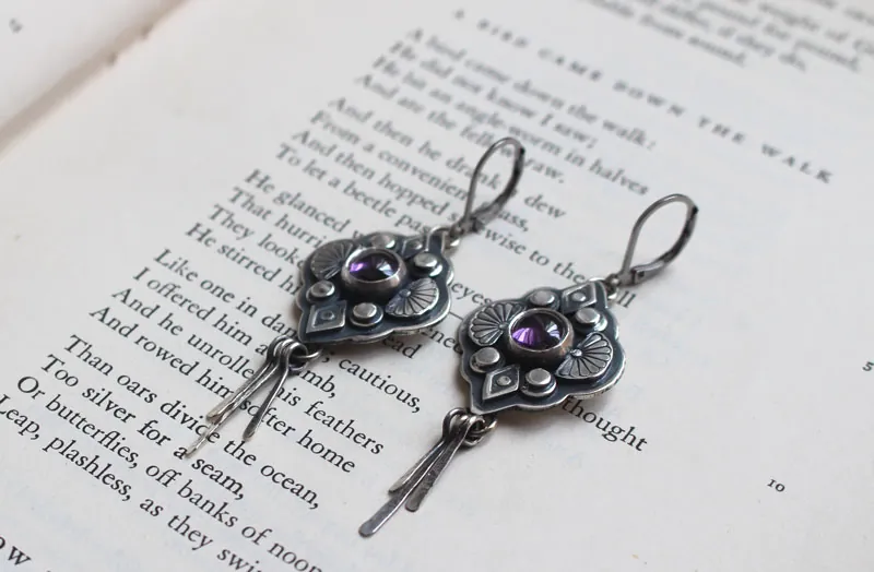 Hana, aretes flor japonesa en plata y zircón violeta