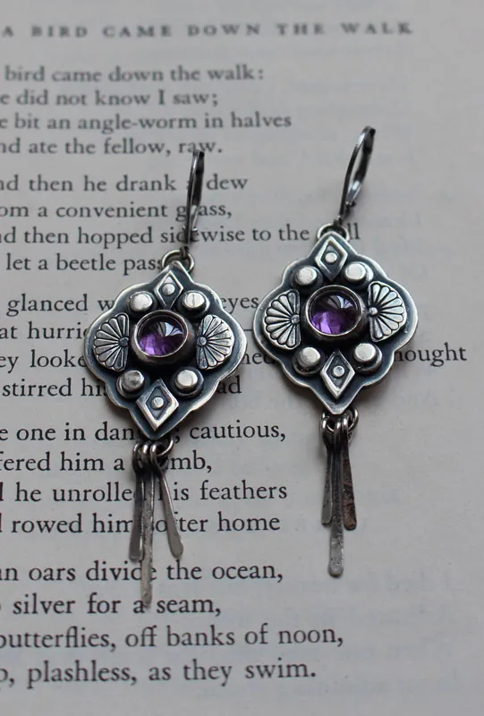 Hana, aretes flor japonesa en plata y zircón violeta