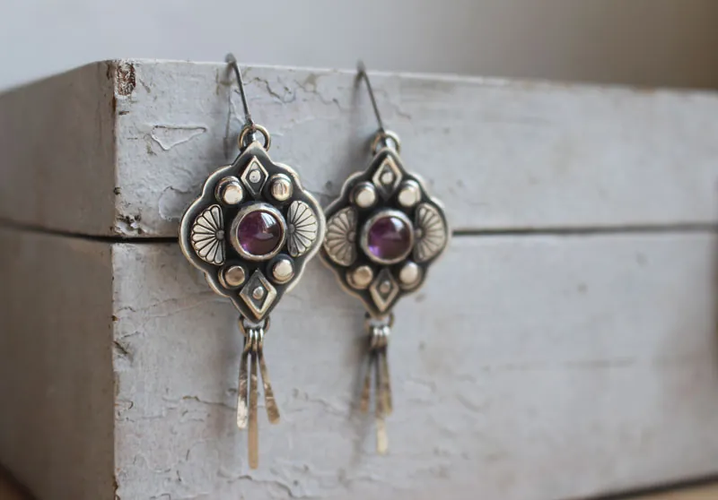 Hana, aretes flor japonesa en plata y zircón violeta
