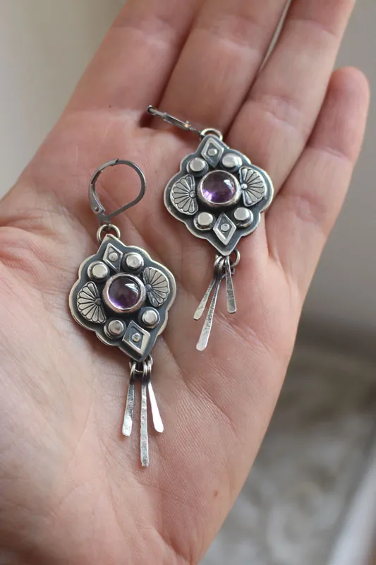 Hana, aretes flor japonesa en plata y zircón violeta