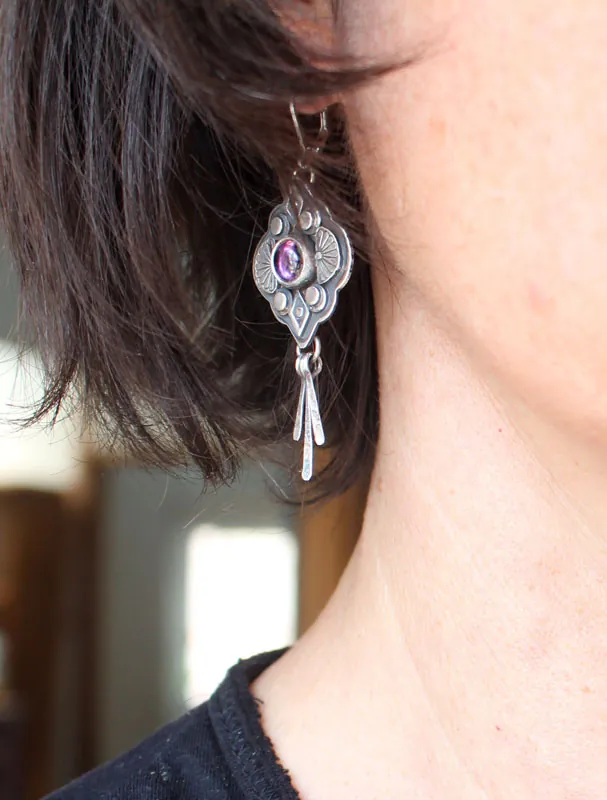 Hana, aretes flor japonesa en plata y zircón violeta