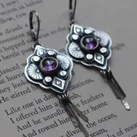 Hana, aretes flor japonesa en plata y zircón violeta
