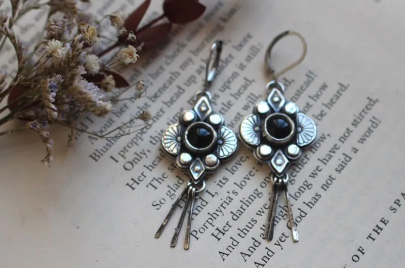 Hana negra, aretes flor japonesa en plata y ónix negro