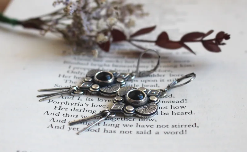 Hana negra, aretes flor japonesa en plata y ónix negro