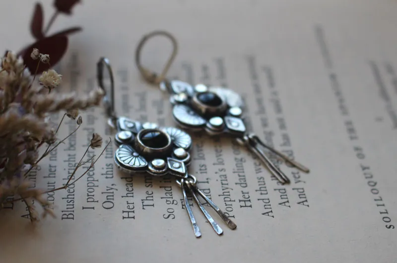 Hana negra, aretes flor japonesa en plata y ónix negro