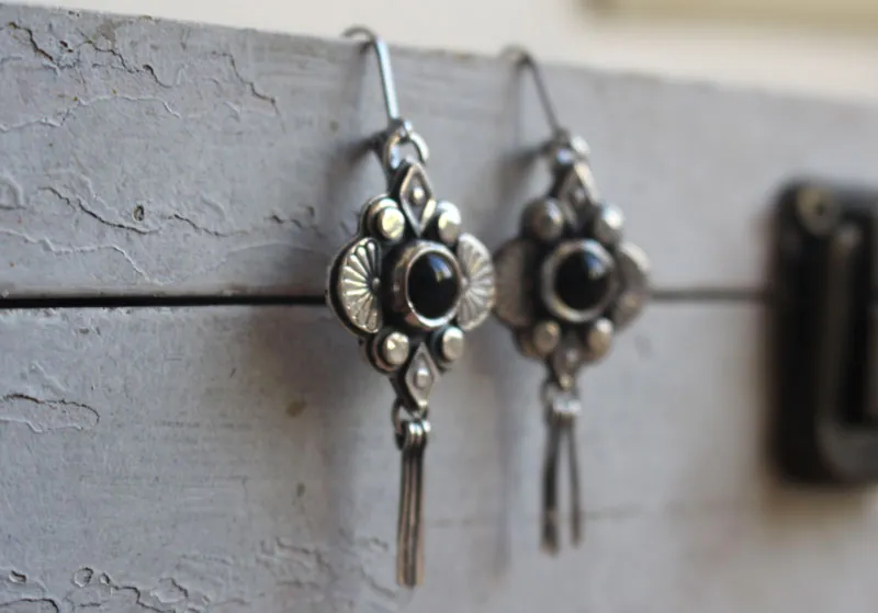 Hana negra, aretes flor japonesa en plata y ónix negro