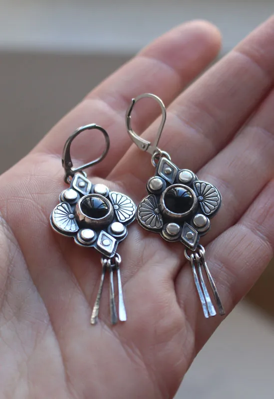 Hana negra, aretes flor japonesa en plata y ónix negro