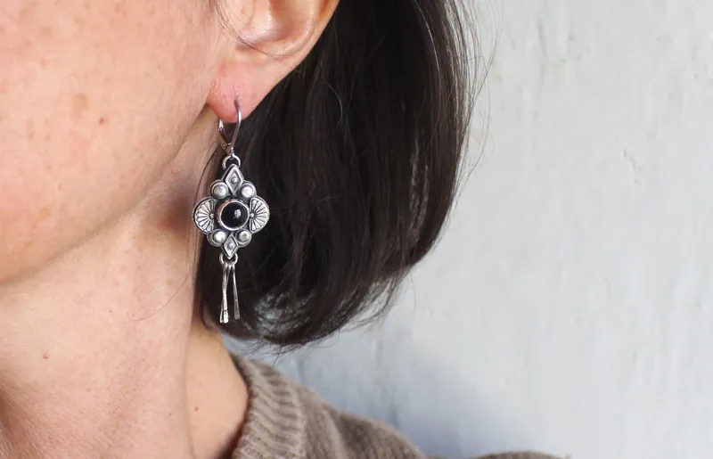 Hana negra, aretes flor japonesa en plata y ónix negro