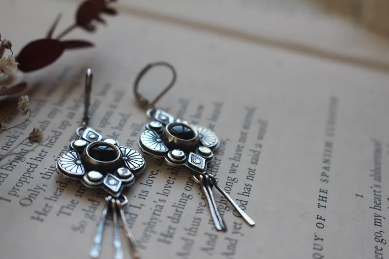 Hana negra, aretes flor japonesa en plata y ónix negro