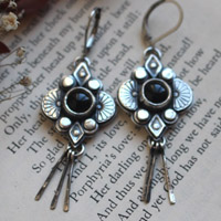 Hana negra, aretes flor japonesa en plata y ónix negro