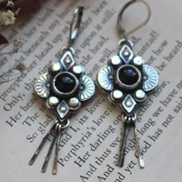Hana negra, aretes flor japonesa en plata y ónix negro