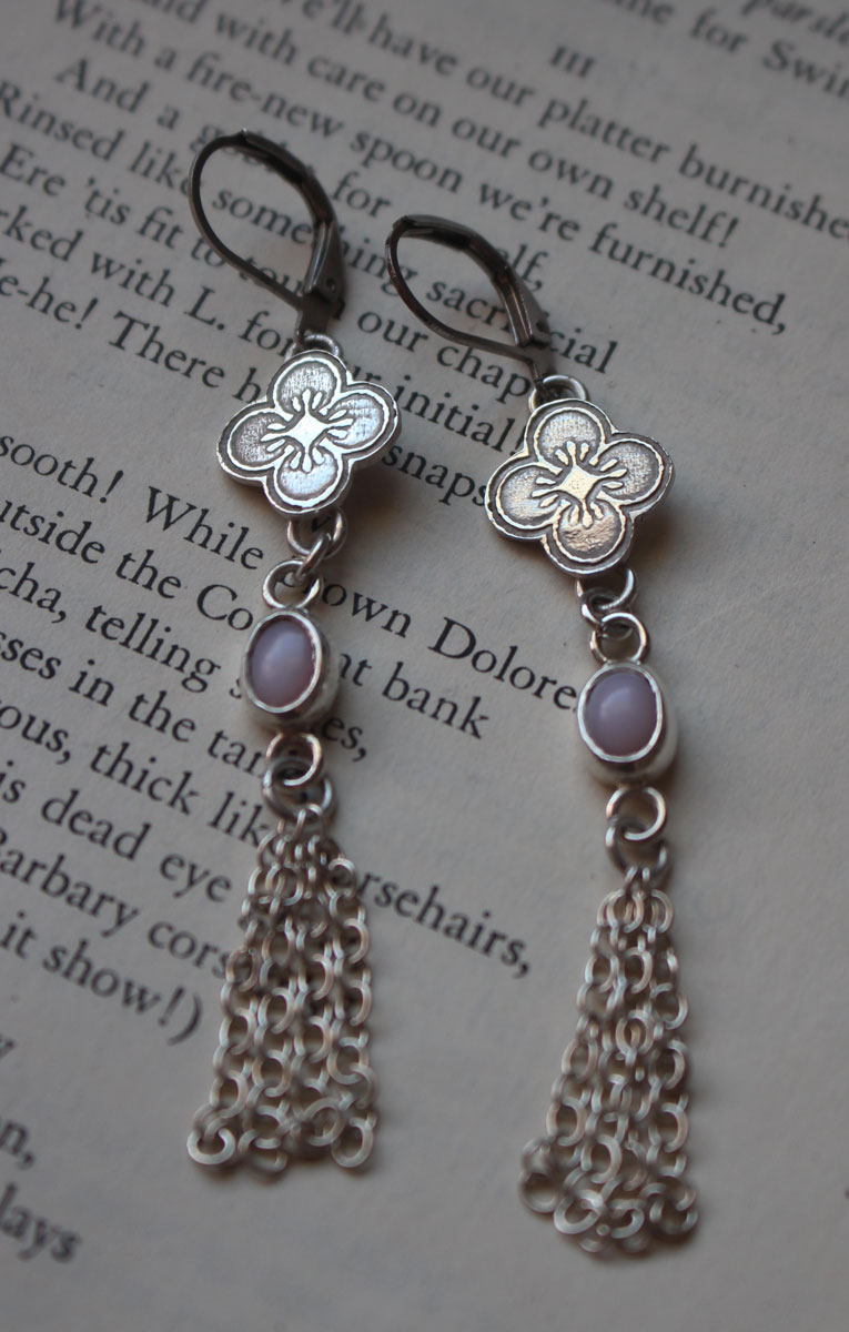 Hanami, aretes flor de cerezo en plata y ópalo rosa