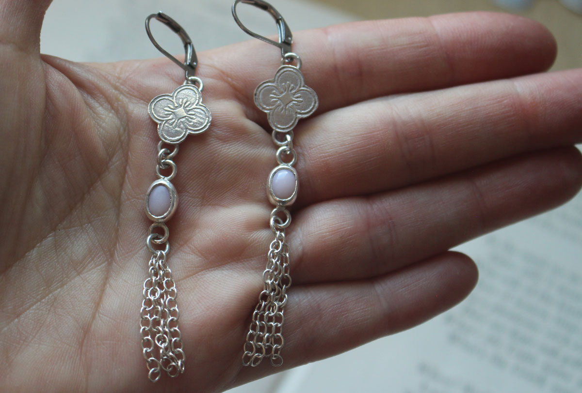 Hanami, aretes flor de cerezo en plata y ópalo rosa