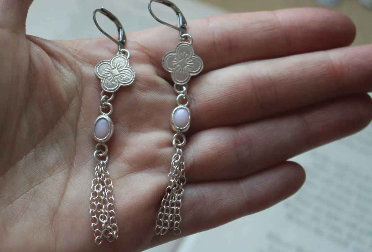 Hanami, aretes flor de cerezo en plata y ópalo rosa