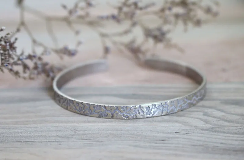 Haru, pulsera ramas y flores de cerezo japonés en plata