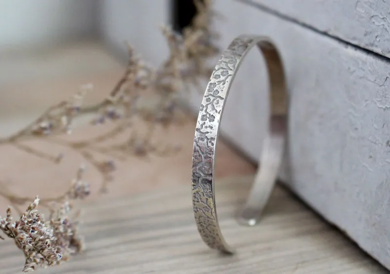 Haru, pulsera ramas y flores de cerezo japonés en plata