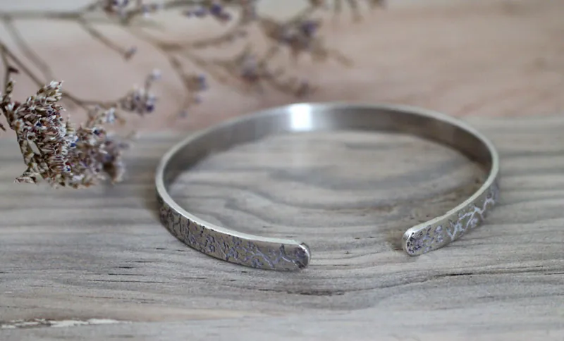 Haru, pulsera ramas y flores de cerezo japonés en plata