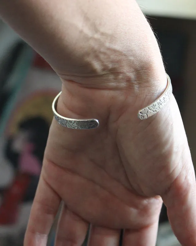 Haru, pulsera ramas y flores de cerezo japonés en plata