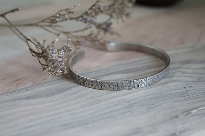 Haru, pulsera ramas y flores de cerezo japonés en plata