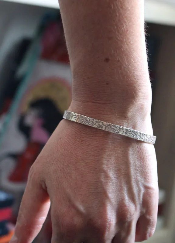 Haru, pulsera ramas y flores de cerezo japonés en plata