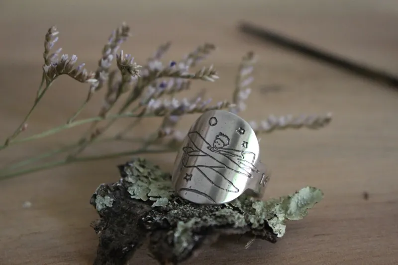 Haz de tu vida un sueño y de un sueño una realidad, anillo el avión del Principito en plata