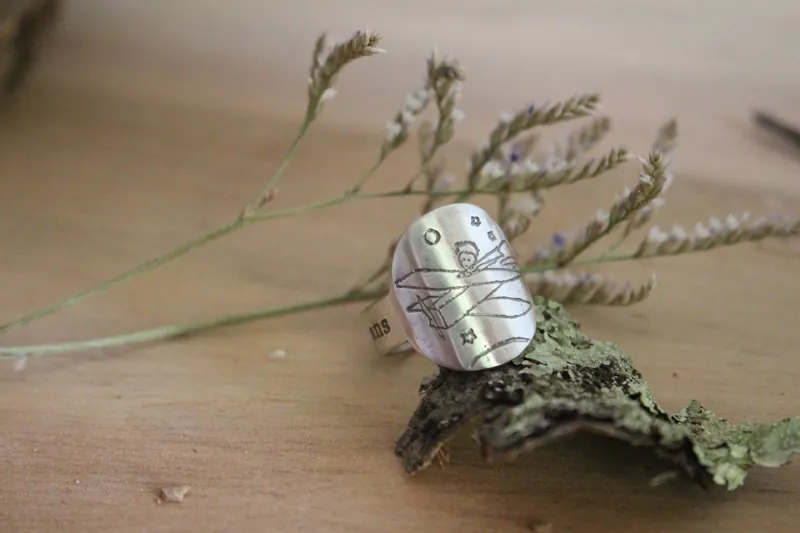 Haz de tu vida un sueño y de un sueño una realidad, anillo el avión del Principito en plata