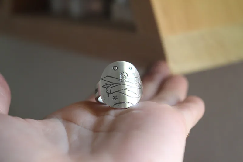 Haz de tu vida un sueño y de un sueño una realidad, anillo el avión del Principito en plata