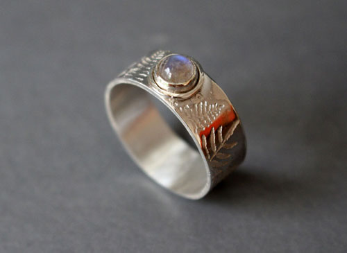 Helecho de plata, anillo leyenda maorí en plata y labradorita blanca