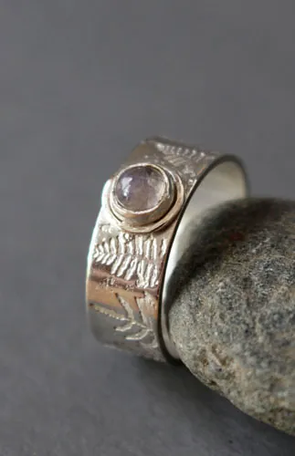 Helecho de plata, anillo leyenda maorí en plata y labradorita blanca