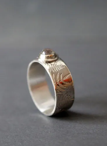 Helecho de plata, anillo leyenda maorí en plata y labradorita blanca
