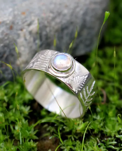 Helecho de plata, anillo leyenda maorí en plata y labradorita blanca