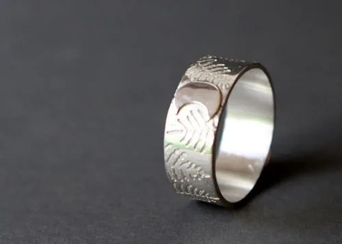 Helecho de plata, anillo leyenda maorí en plata y labradorita blanca