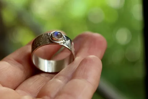 Helecho de plata, anillo leyenda maorí en plata y labradorita blanca