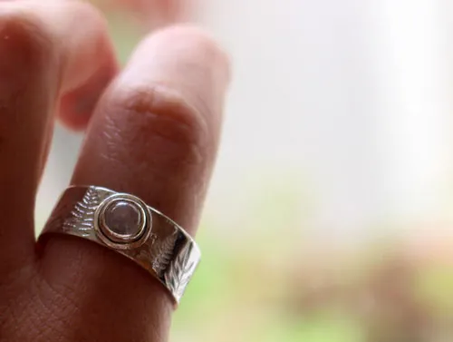 Helecho de plata, anillo leyenda maorí en plata y labradorita blanca