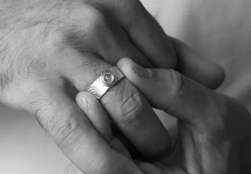Helecho de plata, anillo leyenda maorí en plata y labradorita blanca